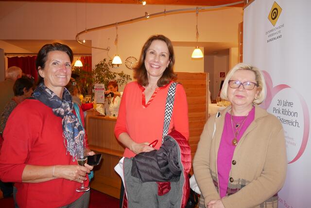 Klaudia, Barbara und Manuela waren begeistert von den vielen Kunstwerken, welche ausgestellt waren. | Foto: Carina Fröhlich