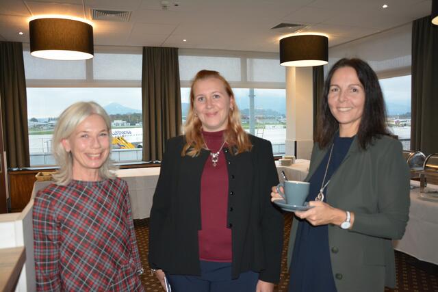 Karl Erika, Daniela Diehs und Kirsten Hauft-Tulic bei der Business Travel Lounge am Salzburger Flughafen.  | Foto: Anna-Katharina Wintersteller