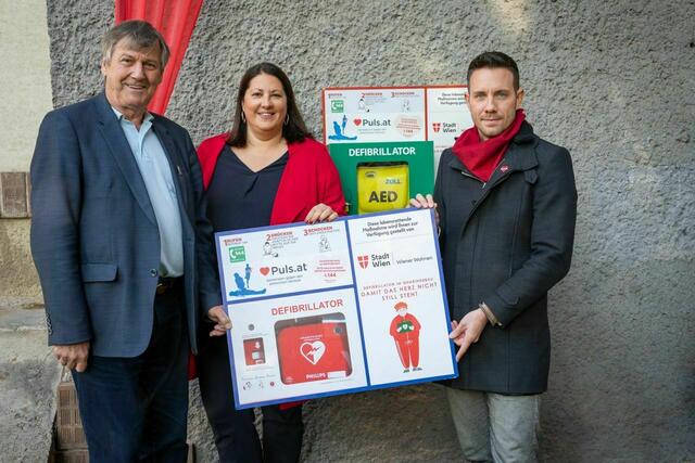 Bezirksvorsteher Erich Hohenberger, Vizebürgermeisterin und Wohnbaustadträtin Kathrin Gaál und Mario Krammel, Präsident Puls – Verein zur Bekämpfung des plötzlichen Herztodes. | Foto: PID/David Bohmann