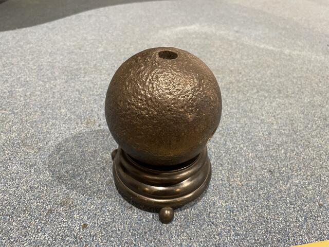 Rund 15 Zentimeter Durchmesser hat die Kanonenkugel aus der Maxingstraße. | Foto: Kautzky