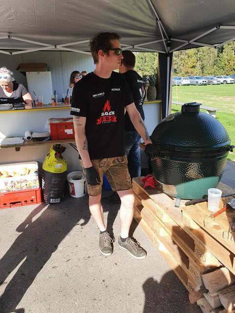 Das Pulled Pork schmorte zu vor schon 20 Stunden im Smoker.  | Foto: Privat