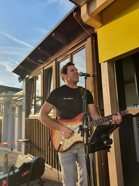 Mike Ferguson sorgte für die musikalische Umrahmung.  | Foto: Privat