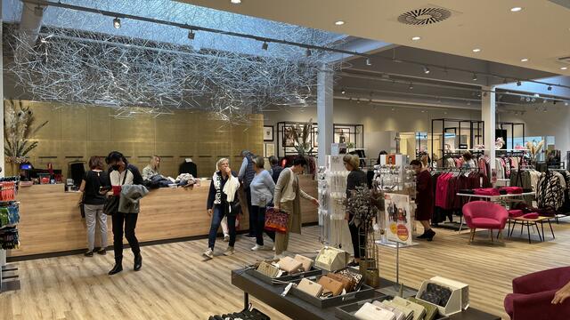 Die Kleiderbügelwolke des Feldbacher Künstlers Andreas Stern schmückt den Kassabereich, zusammengesetzt aus 5.000 einzelnen Kleiderbügeln. | Foto: RegionalMedien Putz