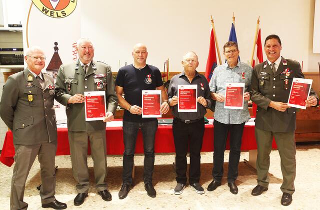 Der Präsident des Heeressportvereins Wels, Oberst Alfred Kaser mit Gerhard Lehner, Markus Hinterleitner, Gerhard Achleitner, Rudolf Auzinger und Armando Comoli. | Foto: Heli Erhardt