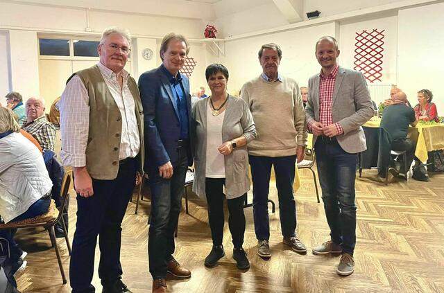 Ortsvorsitzender Rudolf Hoffmann, Bezirksvorsitzenden der Pensionisten Hrn. Johann Wurm, Bezirksfrauenvorsitzende der SPÖ Melk Fr. Charlotte Zimmerl, Ehrenobmann des Bez. Melk Hrn. Alfred Zimmerl und SPÖ Bezirksgeschäftsführer Hrn. Bernhard Wurm | Foto: Bernhard Wurm