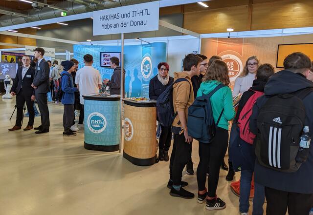 Interessierte BesucherInnen am Messestand