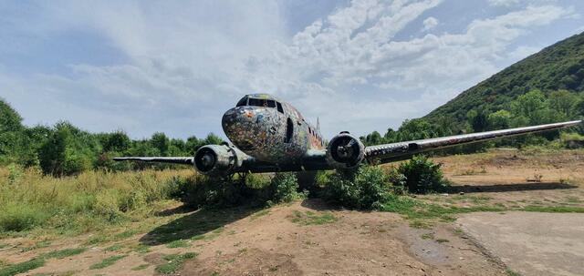 Das Flugzeug steht still.  | Foto: Jasmine Moser