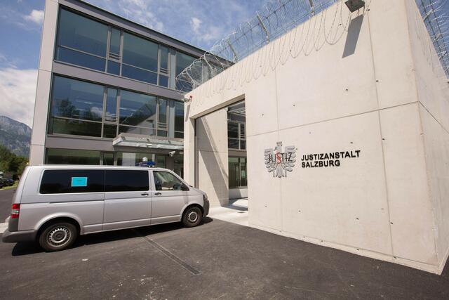 Zwei Wachbeamte der Justizanstalt Salzburg wurden gestern in Grödig verhaftet. | Foto: Symbolbild: Neumayr