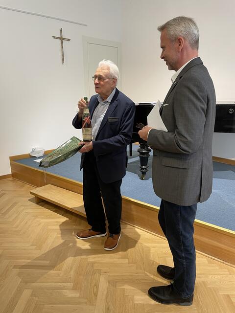 Rudolf Wawra (l.) präsentierte als Überraschung einen original erhaltenen "Staatsvertragswein" aus 1945. "Diese Weinflasche war dabei, als bei der Unterzeichnung des Staatsvertrags die immerwährende Neutralität beschlossen wurde. Ich will nicht, dass in Wien eines Tages wieder Kanonen abgefeuert werden, darum will ich als Mahnung sagen: Halten wir uns an unseren Staatsvertrag - und halten wir uns international aus allem raus!" | Foto: Kautzky