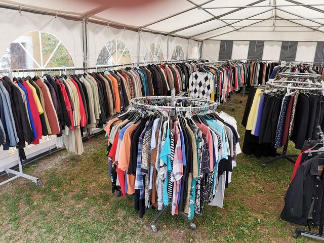 PFARRFLOHMARKT IN ZELLERNDORF Der ganze Pfarrhof ist Flohmarkt