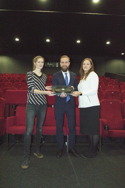 (v.l.:)Anna Dobringer (Programmkino), Stadtrat Martin Oberndorfer und Karin Bachschweller (Kulturservice – Stadtarchiv) mit der historischen Filmrolle. | Foto: Stadt Wels