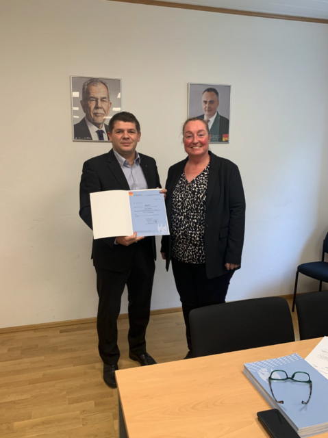 Emmerich Zax wurde von Bezirkshauptfrau Nicole Wild als neuer Bildeiner Bürgermeister angelobt. | Foto: Zax