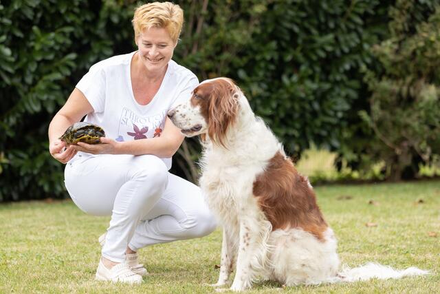 Jutta Schlapschy mit ihrer Hündin Hetty und einer ihrer zwei Wasserschildkröten. | Foto: Schlapschy