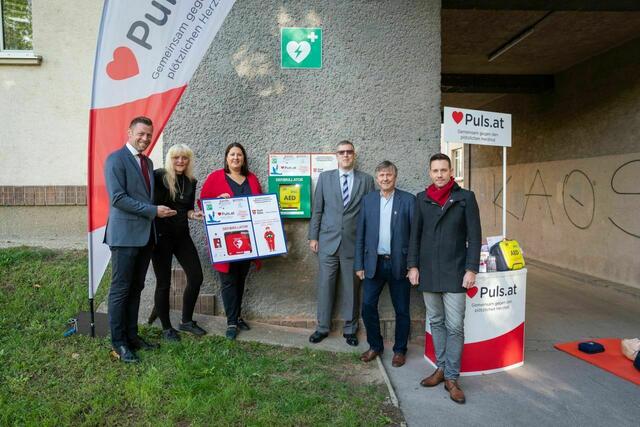 Der Verein Puls und Vizebürgermeisterin und Wohnbaustadträtin Katrin Gaál bei der Montage eines Defis in der Landstraße. | Foto: PID/David Bohmann