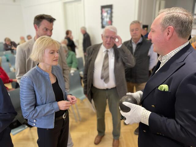 Bezirksvorsteherin Silke Kobald freute sich, "dass diese Kanonenkugel nun im Bezirksmuseum gut aufgehoben ist und dort von den Hietzingerinnen und Hietzingern besichtigt werden kann." | Foto: Kautzky