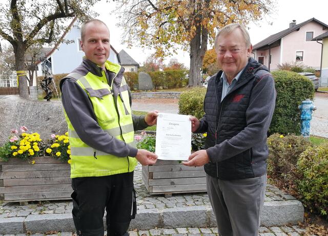 Bürgermeister Josef Baireder gratulierte Bauhofmitarbeiter Jürgen Höchtl zur bestandenen Klärfacharbeiter-Prüfung. | Foto: Gemeinde Echsenbach