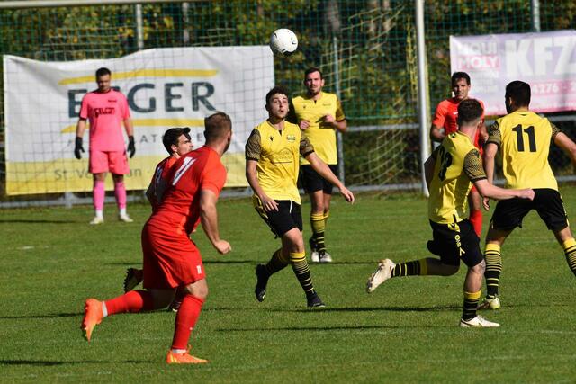 Der SV Oberglan empfing den SV Glanegg und holte sich zu Hause ein Unentschieden.  | Foto: Mathias Trenk/FB