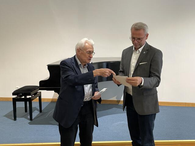 Rudolf Wawra (l.) übergab HGM-Direktor Christian Ortner Fotos aus seinem Familienbesitz, die aus dem 2. Weltkrieg stammen. | Foto: Kautzky