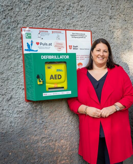 Vizebürgermeisterin Kathrin Gaál beim 40. Defi an einem Gemeindebau. | Foto: David Bohmann