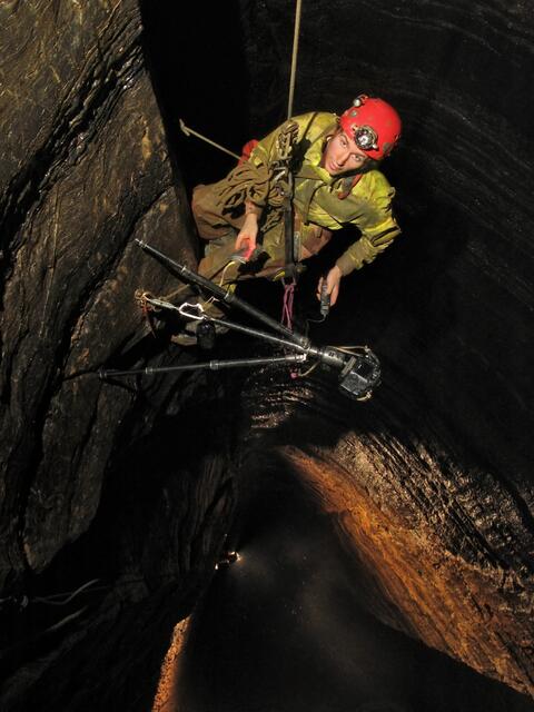 Der Innsbrucker Fotograf Robbie Shone hat sich auf Höhlen spezialisiert. Bei ihm gehört neben Stativ und Kamera, auch immer ein Seil, Helm und andere Schutzausrüstung zur täglichen Fotografie. | Foto: Robbie Shone