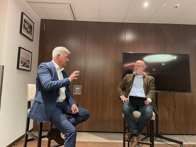 Im Gespräch: Peter Tolinger und Roman Neumeister | Foto: Anna-Katharina Wintersteller