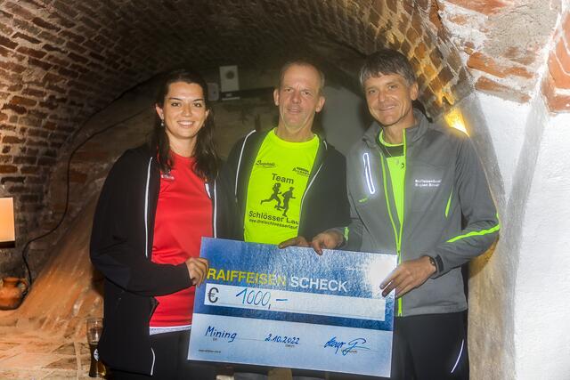 Scheckübergabe durch den Obmann vom Verein "Schlösser Lauf" Gerhard Mayr (Mitte), mit dem offiziellen ACF Kontakt zu den Rollenden Engeln, Sarah Simböck (links).  | Foto: Thomas Harlander