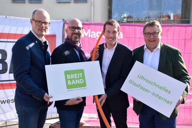 Der Startschuss für die Glasfaseroffensive von Magenta in der Südsteiermark fiel in Wagna (v.l.) Volker Libovsky (CTIO Magenta Telekom), Leibnitz-Bgm. Michael Schumacher, Wagna-Bgm. Peter Stradner und Martin Graf (Vorstandsdirektor Energie Steiermark). | Foto: Waltraud Fischer