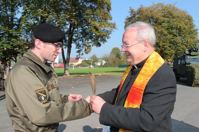 Pfarrer Friedrich Weingartmann übergab ein Kreuz. | Foto: RegionalMedien