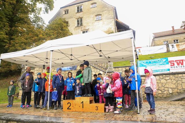 Siegerehrung Kinderlauf auf der Naturbühne. Jedes Kind bekam eine Finisher-Medaille. | Foto: Thomas Harlander