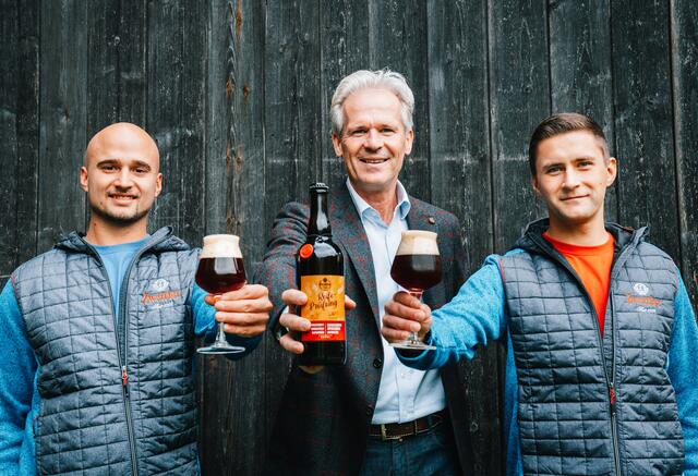 Ein "Prost" auf den erfolgreichen Lehrabschluss: Angestossen wird mit dem ersten eigenen Bier. | Foto:  Adler &amp; Wald