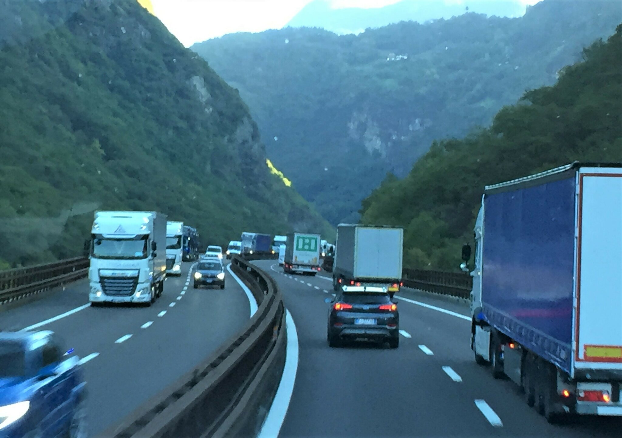 fernverkehr-auf-die-schiene-lkw-kolonnen-ohne-ende-villach