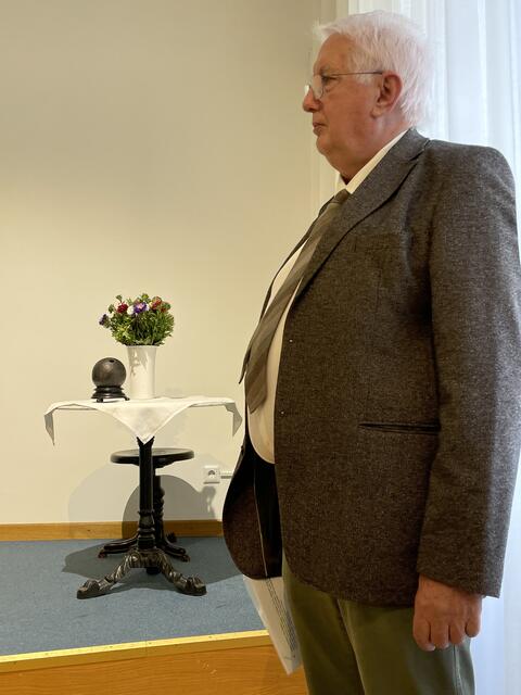 Ewald Königstein freute sich, dass die Kanonenkugel nun in einer Vitrine seines Bezirksmuseums ausgestellt wird. "Wir bedanken uns bei Christian Ortner für die Übergabe!" | Foto: Kautzky