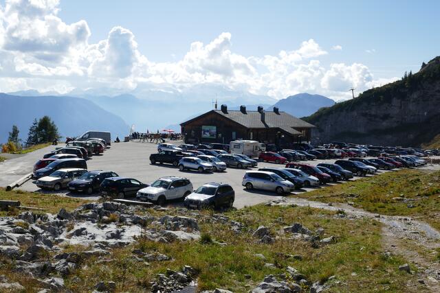 Der überfüllte Parkplatz bei der Loseralm am Ende der Mautstraße.  | Foto: Thomas Neuhold