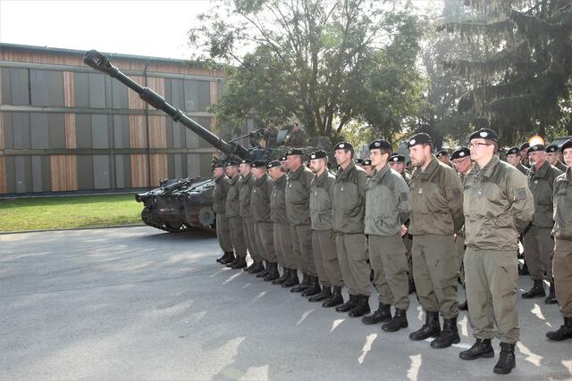 Angetretene Mannschaft vor dem neuen Gebäude. | Foto: RegionalMedien