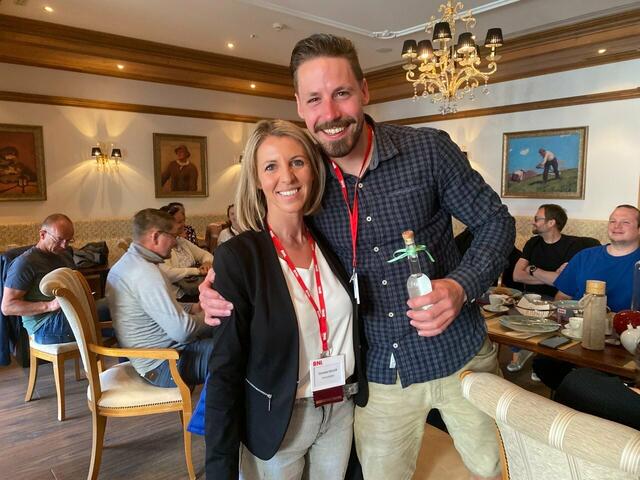 Immobilienmaklerin Cornelia Gasser und Juwelier Philipp Steiner beim wöchentlichen Netzwerken. | Foto: BNI