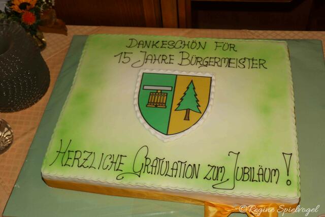 Zu einem besonderem Fest gehört auch eine Torte wie diese im Postkartenformat aus Minas Tortenmanufaktur in Pressbaum.