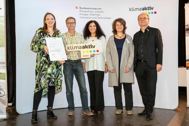 v. l. n. r.: Bezirksvorsteher-Stellvertreterin Lena Köhler, Markus Mondre (beide Grüne), Petia Hristova (MA28), Petra Jens (Fußgängerbeauftragte der Stadt Wien) und Robert Thaler (BMK) | Foto: APA OTS/Krisztian Juhasz