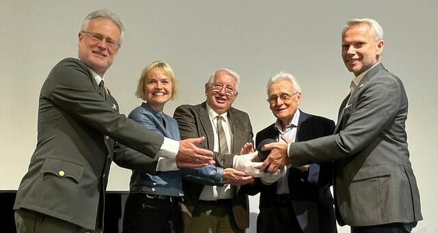 Alle für die Kanonenkugel: Leopold Schieder, Silke Kobald, Ewald Königstein, Rudolf Wawra und Christian Ortner (v.l.). | Foto: Kautzky