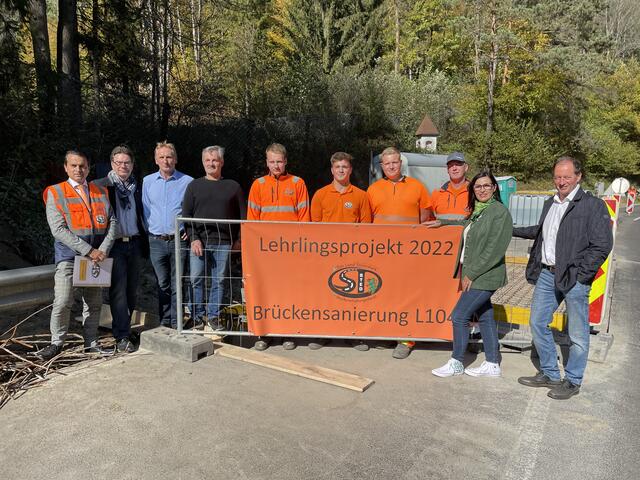 Gruppenfoto auf der Lehrlingsbaustelle: die drei Lehrlinge Sebastian, Manuel und Paul (Mitte) mit Vertretern des Straßenerhaltungsdienstes Steiermark sowie Vertretern der umliegenden Gemeinden und LAbg. Cornelia Izzo. | Foto: Kern