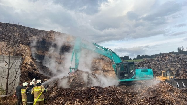 Beim Fernheizwerk in Tamsweg ist es am 13. Oktober zu einem Glimmbrand in einem Hackschnitzelhaufen gekommen.  | Foto: Freiwillige Feuerwehr Tamsweg