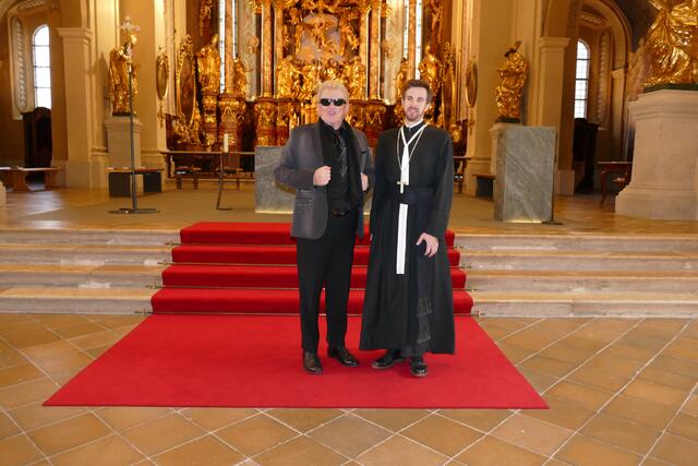 Heino und Propst Bernhard Mayrhofer in der Stiftskirche