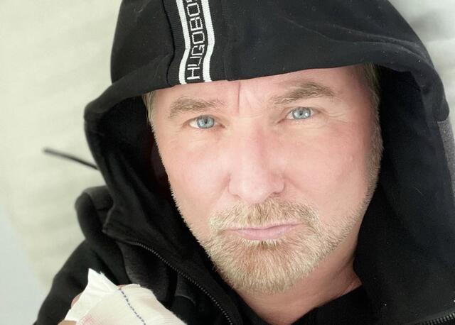 Mit diesem Bild meldete sich Nik P vom Krankenbett aus | Foto: Nik P/Instagram