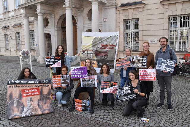 Zu Beginn der Demo waren noch etwas weniger Teilnehmerinnen und Teilnehmer vor Ort. | Foto: Philip Steiner
