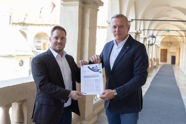 LAbg. Marco Triller (li.) und Klubobmann Mario Kunasek mit der von den Freiheitlichen initiierten Petition an den Landtag Steiermark. | Foto: FPÖ Steiermark/Kopeter
