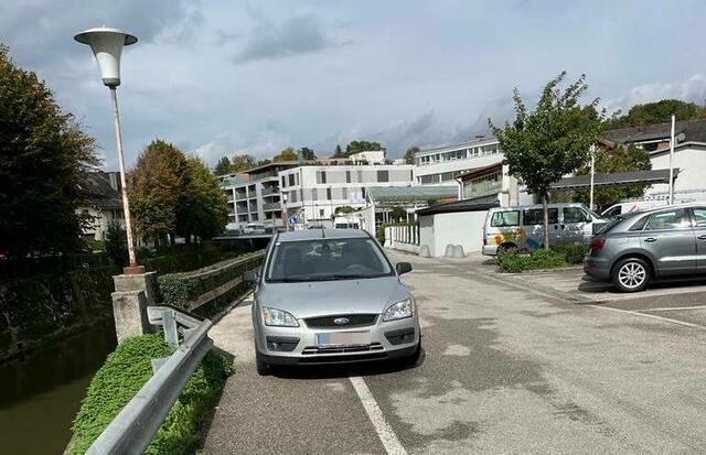 Auf diesem Schulweg in Grieskirchen versperren Autos regelmäßig den sicheren Weg der Kinder. | Foto: BRS