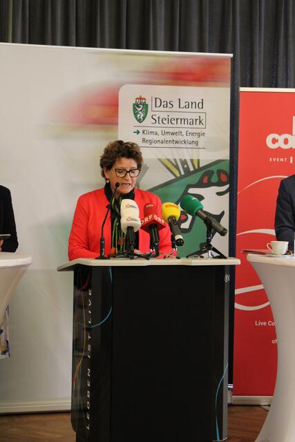 Energielandesrätin Ursula Lackner spricht sich für eine verstärkte Zusammenarbeit über die Landesgrenzen hinweg aus. | Foto: RegionalMedien Steiermark