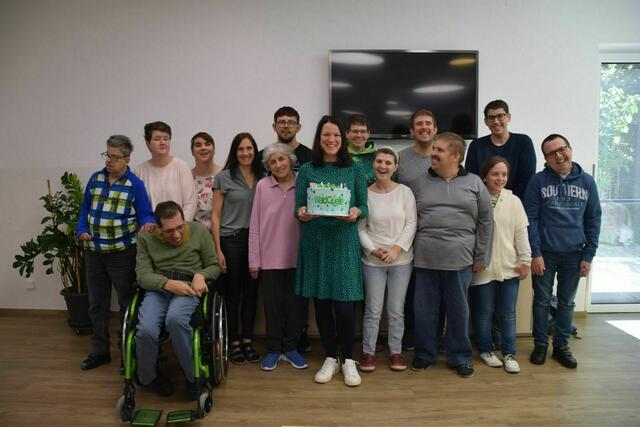 Beim gemeinsamen Verkosten der Torte bedankte sich Waldquelle ganz persönlich bei den fleißigen Helfern. | Foto: Waldquelle