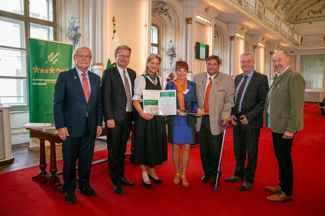 Monika Meister,  Ingeborg Stelzer und Siegfried Holzschuster (Mitte) sowie Bgm. Walter Eichmann (r.) haben die Trophäe für den Kostnix-Laden von Volksbildungswerk-Präs. Franz Majcen (l.) sowie LH Christopher Drexler (2.v.l.) und LH-Stv. Anton Lang (2.v.r.) entgegengenommen. | Foto: Foto Frankl