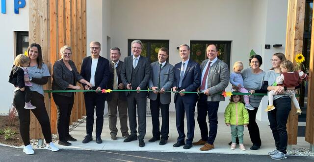 Die Hohe Politik angeführt mit Landeshauptmann Christopher Drexler (5.v.l.)  kam nach Pischelsdorf am Kulm, um die neue Kinderkrippe offiziell zu eröffnen. | Foto: RegionalMedien Steiermark/Hofmüller