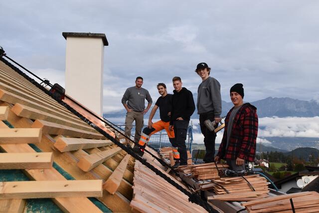 Flotte Truppe: Die Männer der Firma Astner bescherten dem Schönberger Widum ein neues Schindeldach. Im Bild Chef Achim Astner, Tobias Schranzhofer, Marcel Astner, Moritz Astner und Philipp Astner | Foto: Kainz